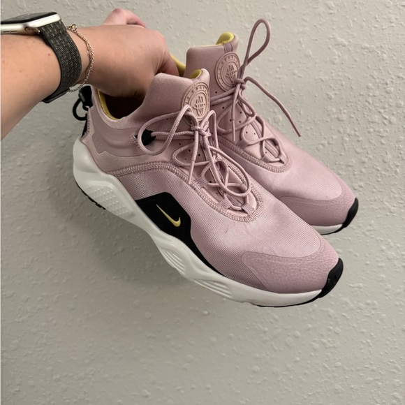 Nike Women’s Air Huarache Shoes - Picture 7 of 7